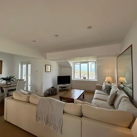 Stunning House With Expansive Ocean Views